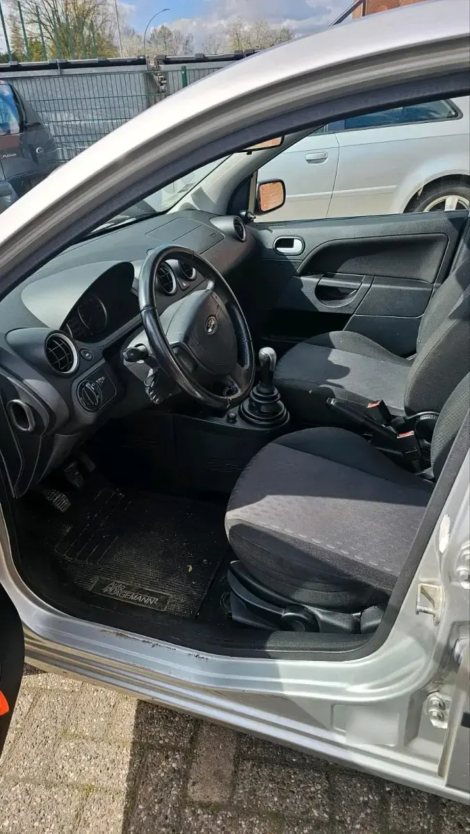 Gebraucht Ford Fiesta 80 PS (58 kW) 2005 Silber Kleinwagen