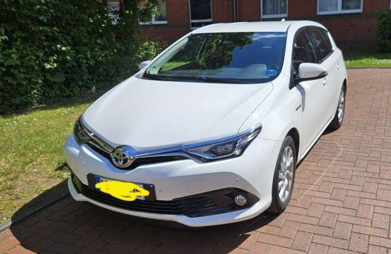 Weiß Gebraucht 2016 Toyota Auris Hybrid Edition-S Kleinwagen | 11.950 € (Fairer Preis) - Bild 1/4