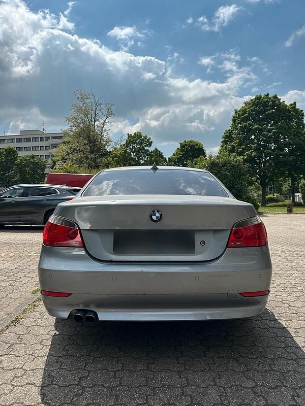 Gebraucht BMW 530 231 PS (169 kW) 2005 Silber Limousine