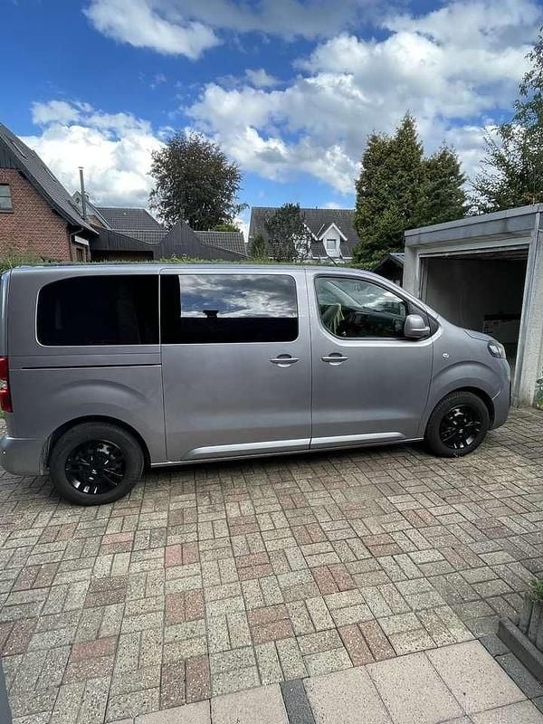 Grau Gebraucht 2019 Opel Zafira Life Selection Van / Kleinbus | 29.000 € (Guter Preis) - Bild 1/4