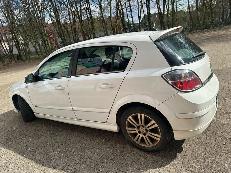 Weiß Gebraucht 2009 Opel Astra OPC Limousine | 850 € - Bild 1/4