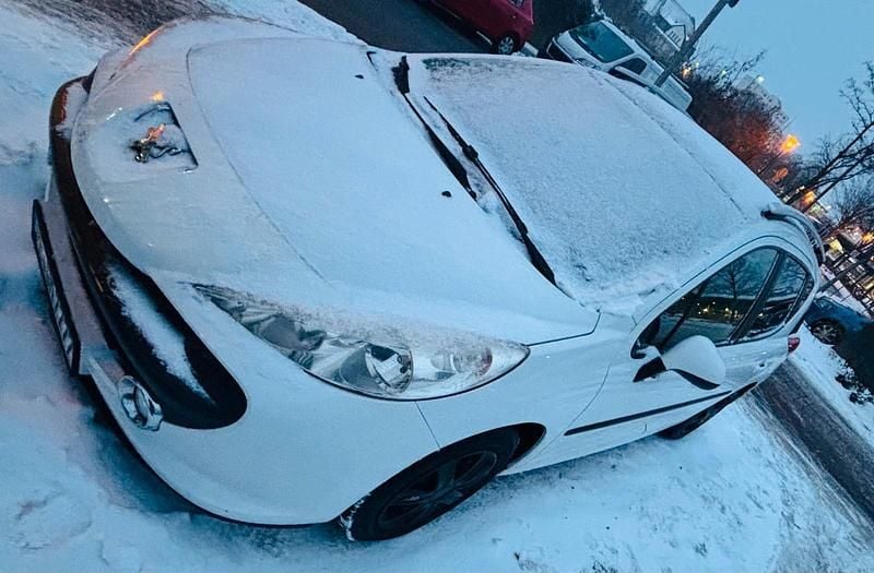 Weiß Gebraucht 2009 Peugeot 207 Limousine | 950 € (Superpreis) - Bild 1/4