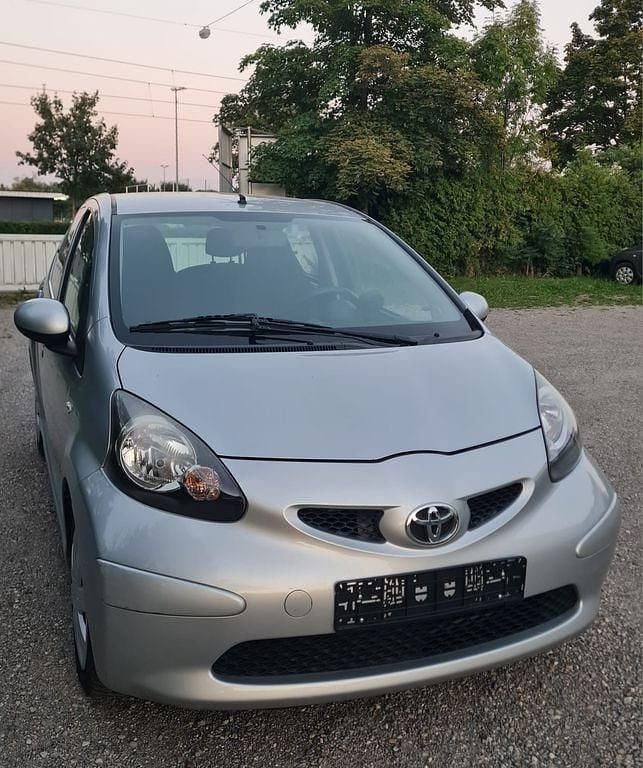 Silber Gebraucht 2008 Toyota Aygo Kleinwagen | 2.350 € (Fairer Preis) - Bild 1/4
