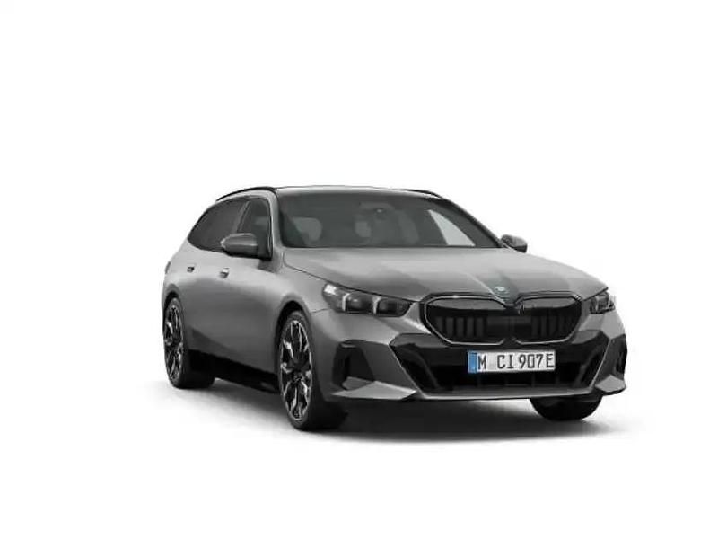 Neu BMW 550e Comfort Edition 489 PS (359 kW) 2026 Frozen pure grey (grau) Kombi