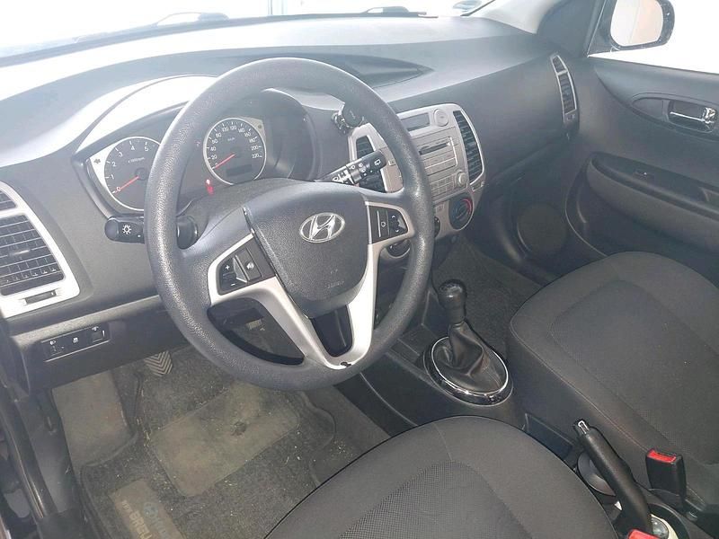 Gebraucht Hyundai i20 77 PS (56 kW) 2012 Schwarz Kleinwagen