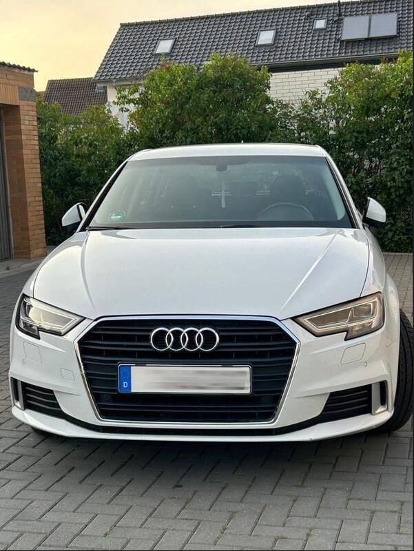 Weiß Gebraucht 2017 Audi A3 Sportback Design Limousine | 14.950 € (Fairer Preis) - Bild 1/4