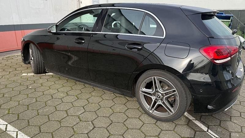 Schwarz Gebraucht 2019 Mercedes A180 Limousine | 22.900 € (Fairer Preis) - Bild 1/4