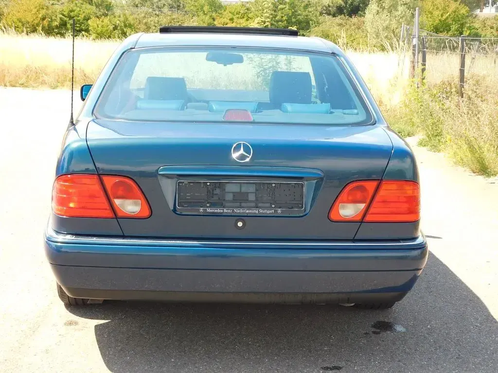 Gebraucht Mercedes E230 150 PS (110 kW) 1997 Grün Limousine