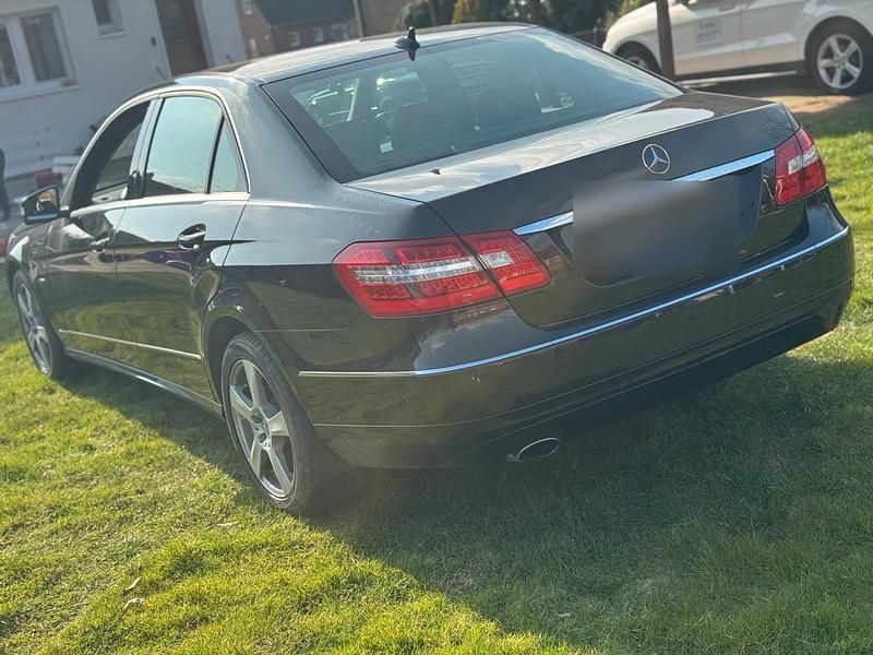 Gebraucht Mercedes E200 184 PS (135 kW) 2010 Schwarz Limousine