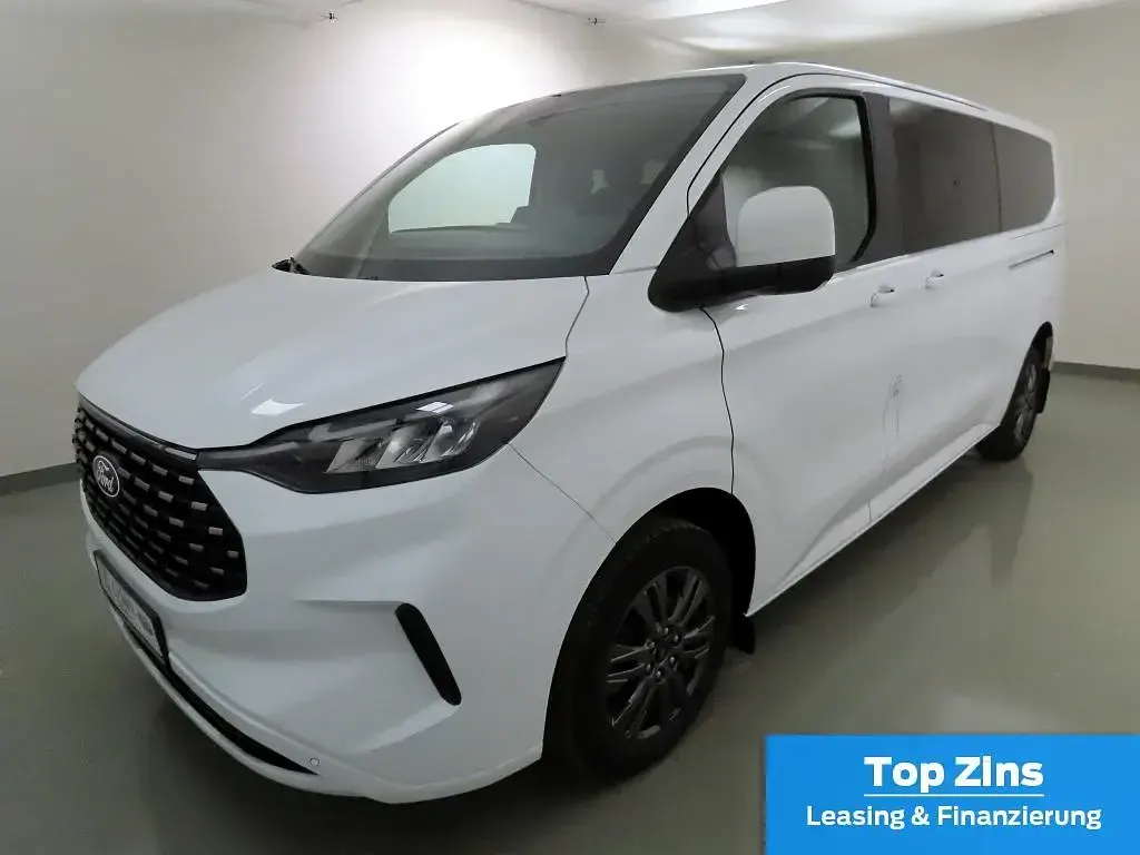 Gebraucht Ford Tourneo Custom Titanium 170 PS (125 kW) 2025 Frostweiß Van