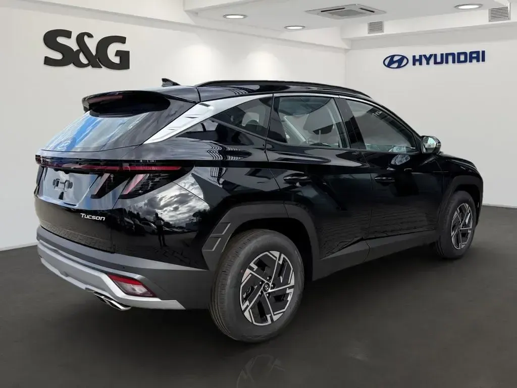 Neu Hyundai Tucson Select 150 PS (110 kW) 2026 Met (schwarz SUV