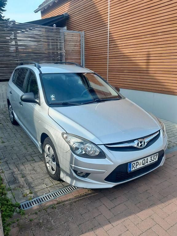 Silber Gebraucht 2011 Hyundai i30 Edition Kombi | 3.333 € (Superpreis) - Bild 1/4