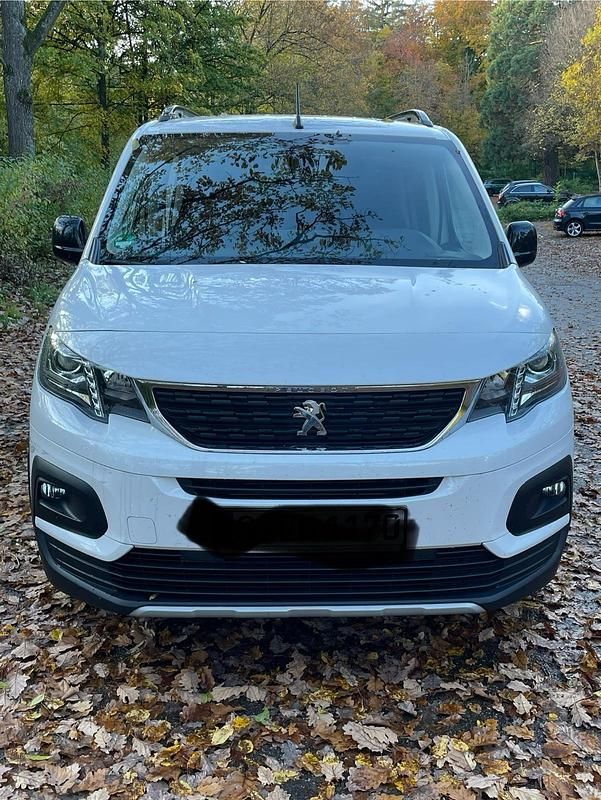 Weiß Gebraucht 2023 Peugeot Rifter Allure Van / Kleinbus | 20.199 € (Guter Preis) - Bild 1/1