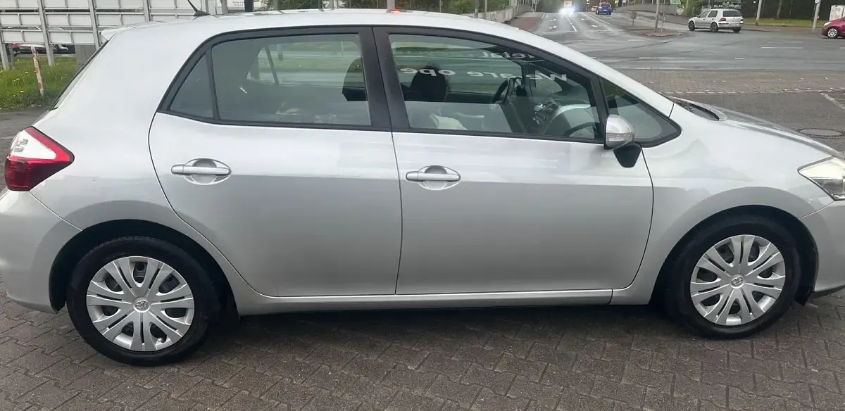 Brugt Toyota Auris 99 HK (72 kW) 2010 Grå Hatchback