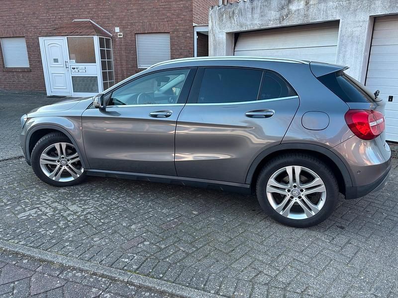 Grau Gebraucht 2015 Mercedes GLA180 SUV | 13.500 € (Guter Preis) - Bild 1/4