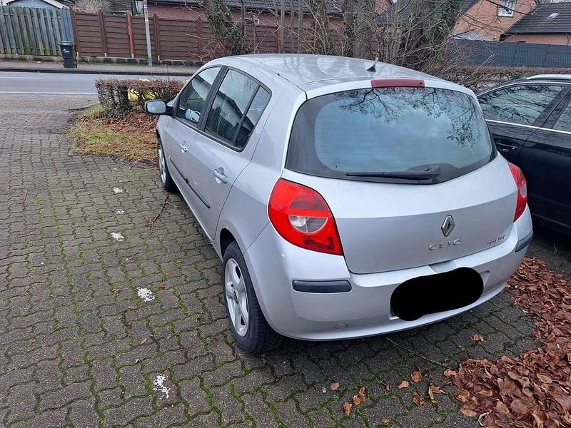 Gebraucht Renault Clio II Authentique 75 PS (55 kW) 2006 Silber Limousine