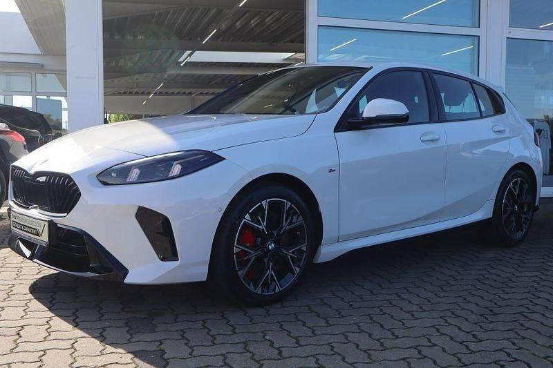 Alpinweiß uni Gebraucht 2024 BMW 120 Shadowline Kleinwagen | 34.890 € (Guter Preis) - Bild 1/4