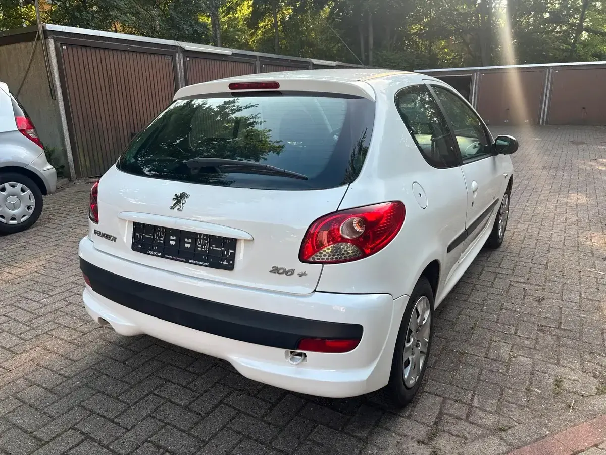 Gebraucht Peugeot 206+ 60 PS (44 kW) 2011 Weiß Kleinwagen