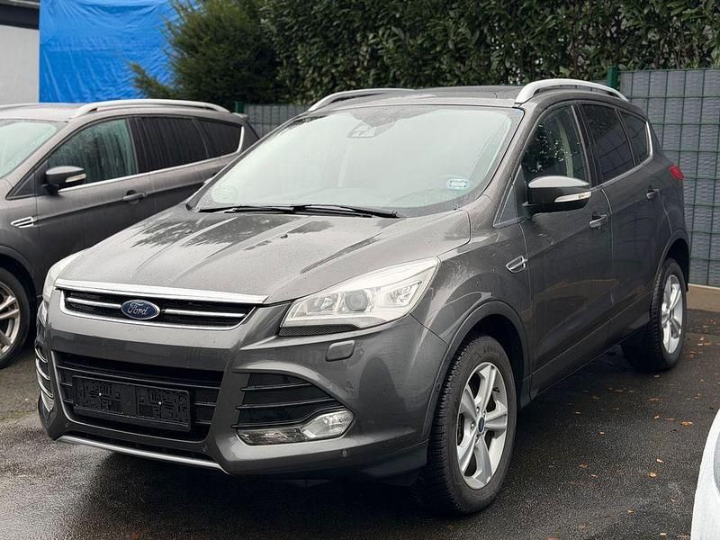 Grau Gebraucht 2016 Ford Kuga Titanium SUV | 16.750 € (Fairer Preis) - Bild 1/4