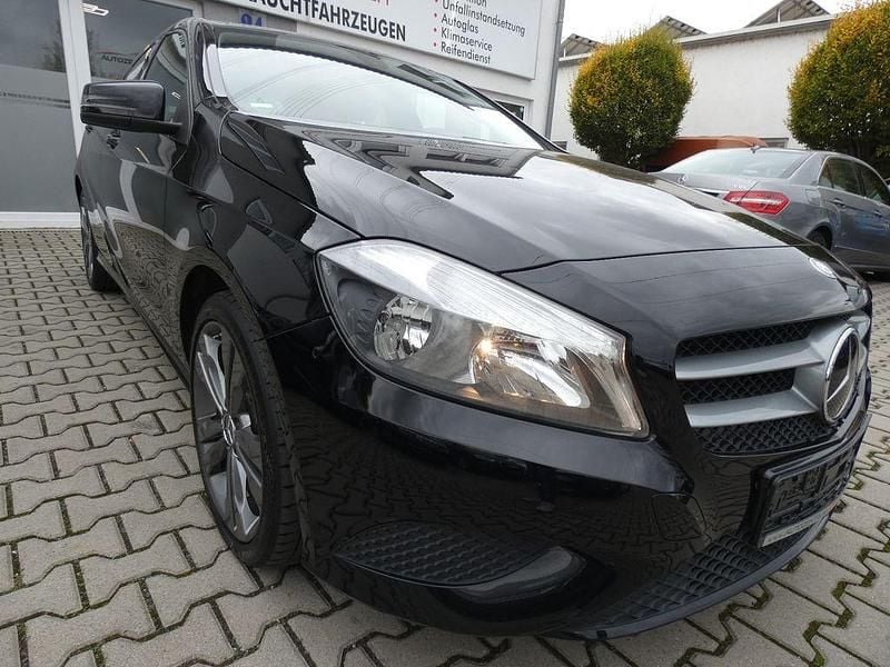 Schwarz Gebraucht 2015 Mercedes A180 Limousine | 8.799 € (Superpreis) - Bild 1/4