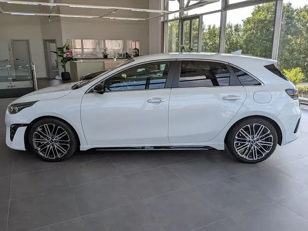 Gebraucht Kia Ceed GT GT-Line 140 PS (102 kW) 2026 (hw2) deluxeweiss met. Limousine