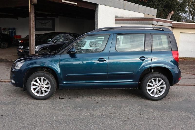 Usado Skoda Yeti 110 HP (80 kW) 2017 Azul SUV