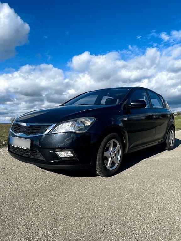 Schwarz Gebraucht 2011 Kia Ceed Limousine | 3.700 € (Superpreis) - Bild 1/4