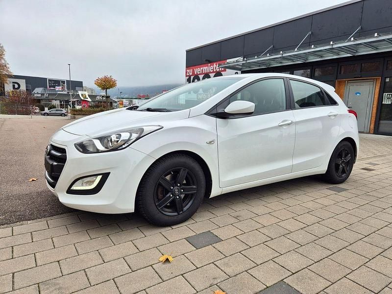 Weiß Gebraucht 2015 Hyundai i30 Classic Limousine | 6.480 € (Guter Preis) - Bild 1/4
