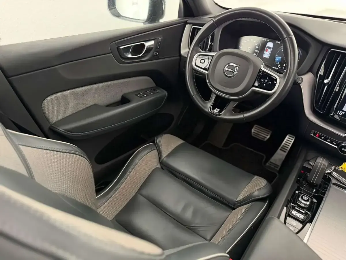 Gebraucht Volvo XC60 R-Design 197 PS (144 kW) 2019 Black stone SUV