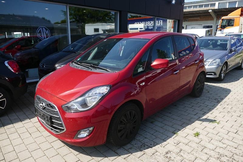 Rot Gebraucht 2016 Hyundai ix20 Passion Van / Kleinbus | 9.990 € - Bild 1/4