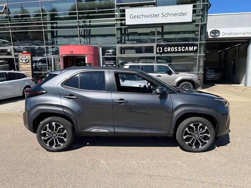 Neu Toyota Yaris Hybrid 131 PS (96 kW) 2025 Marlingrau SUV