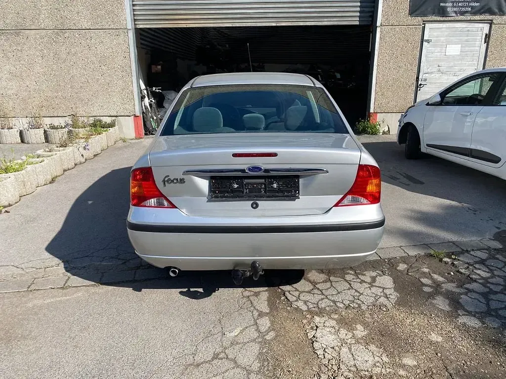 Gebraucht Ford Focus Ghia 101 PS (74 kW) 2001 Silber Limousine