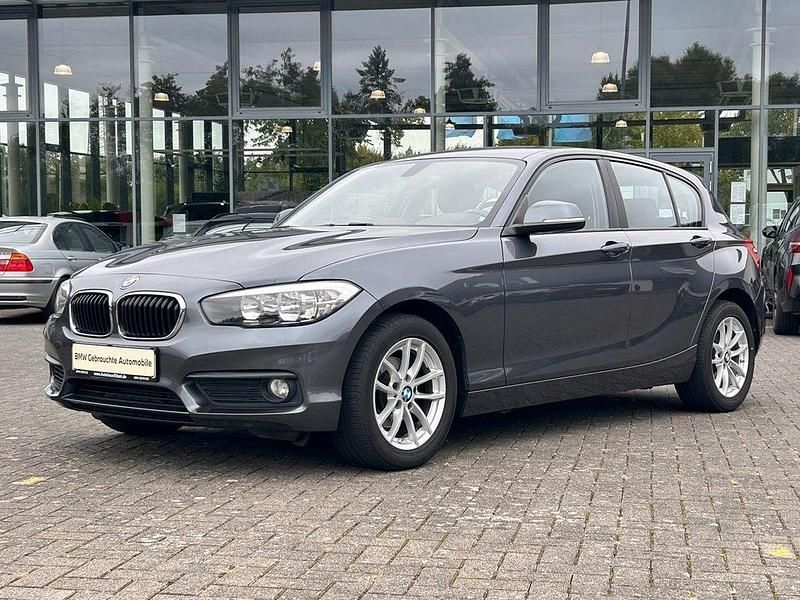 Mineralgrau (metallic) Gebraucht 2016 BMW 118 Advantage Kleinwagen | 14.120 € (Fairer Preis) - Bild 1/4