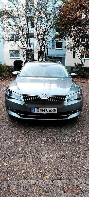 Grau Gebraucht 2016 Skoda Superb Kombi | 12.000 € (Superpreis) - Bild 1/4