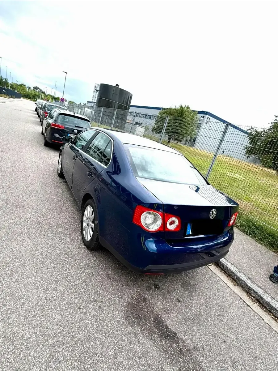 Gebraucht VW Jetta 140 PS (102 kW) 2008 Blau Limousine