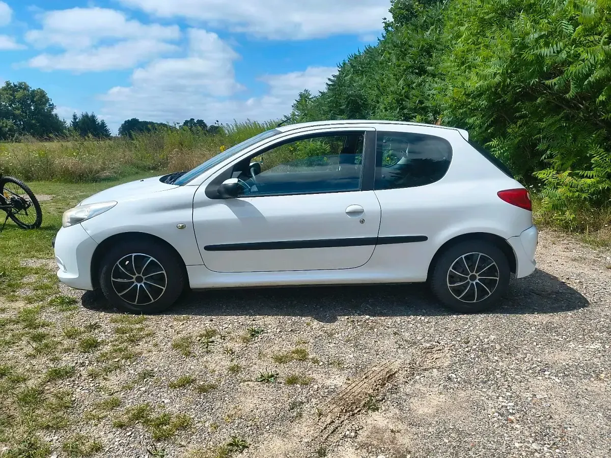Gebraucht Peugeot 206+ 60 PS (44 kW) 2010 Weiß Kleinwagen