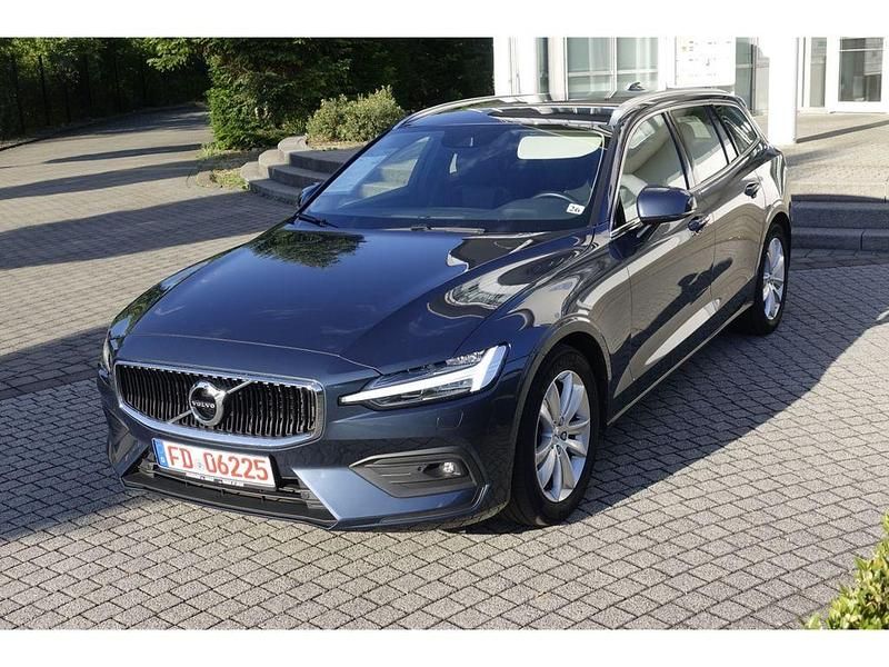 Blau Gebraucht 2019 Volvo V60 Momentum Kombi | 17.890 € (Fairer Preis) - Bild 1/4
