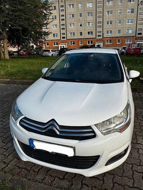 Weiß Gebraucht 2011 Citroën C4 Attraction Limousine | 3.799 € (Fairer Preis) - Bild 1/4