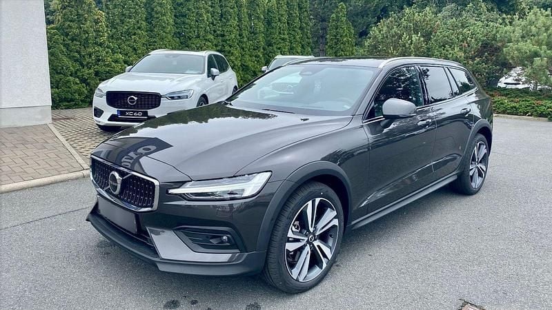 Gebraucht Volvo V60 CC 197 PS (144 kW) 2023 Grau metallic Kombi