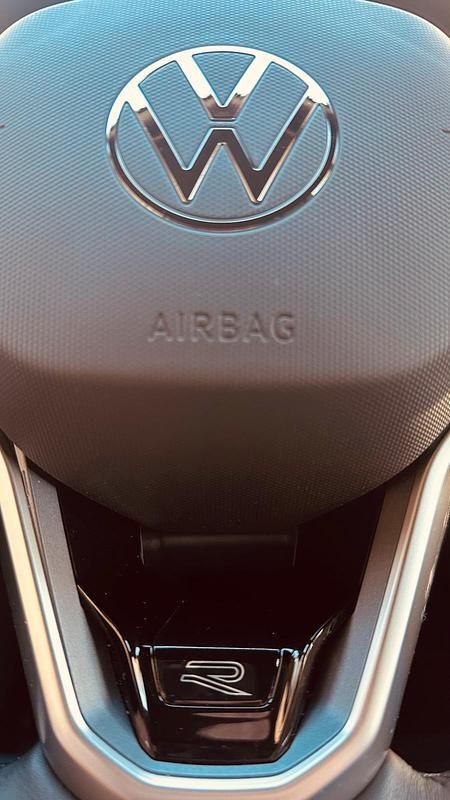 Second-hand VW T-Roc R-line 110 CP (80 kW) 2023 Alb SUV
