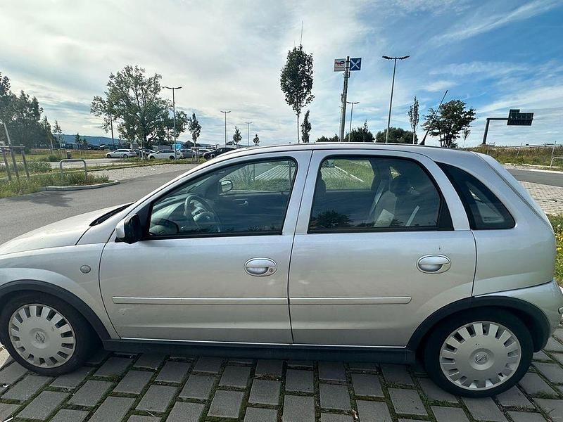 Grau Gebraucht 2006 Opel Corsa Limousine | 2.000 € (Fairer Preis) - Bild 1/4