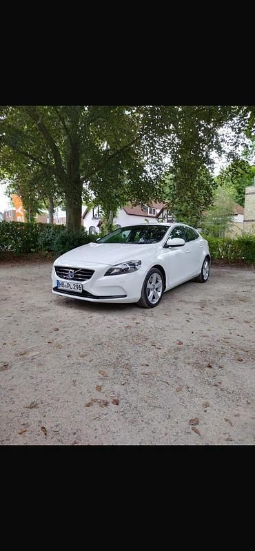 Weiß Gebraucht 2013 Volvo V40 Kleinwagen | 6.500 € (Guter Preis) - Bild 1/4