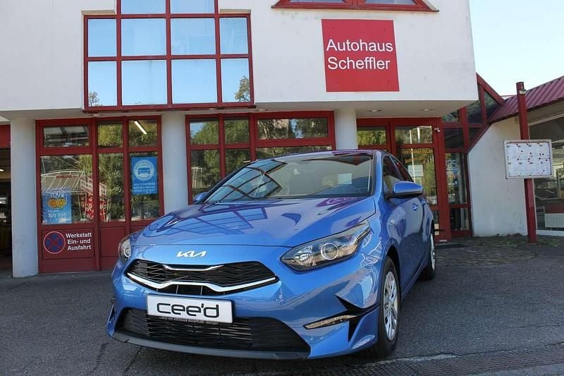Blue flame metallic Neu 2025 Kia Ceed Kleinwagen | 23.450 € (Superpreis) - Bild 1/4