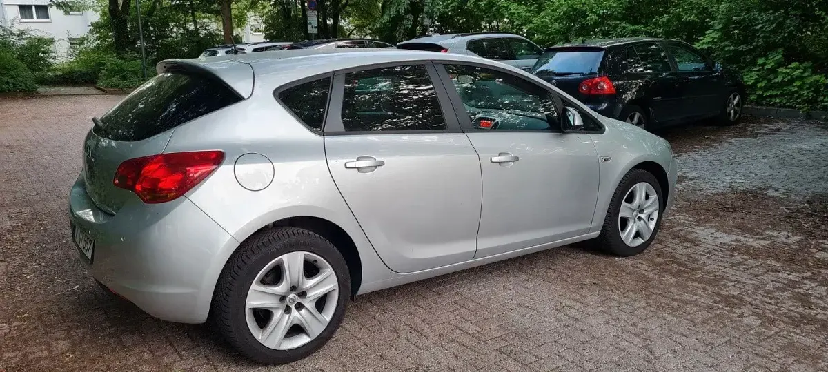 Używany Opel Astra Edition 116 KM (85 kW) 2011 Srebrny Sedan/Limuzyna