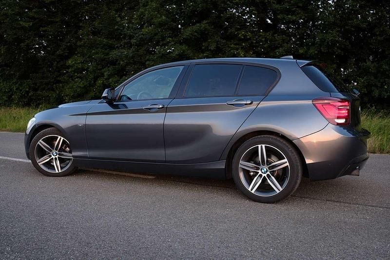 Grau Gebraucht 2012 BMW 116 Sport Line Kleinwagen | 6.666 € (Fairer Preis) - Bild 1/4