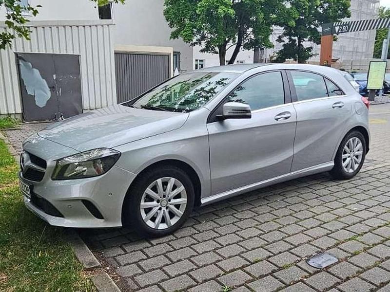 Silber Gebraucht 2016 Mercedes A180 Limousine | 11.600 € (Fairer Preis) - Bild 1/4