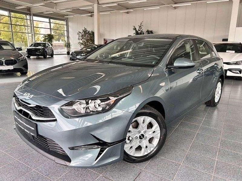 Neu Kia Ceed 140 PS (102 kW) 2025 Yucca steel gray Kleinwagen