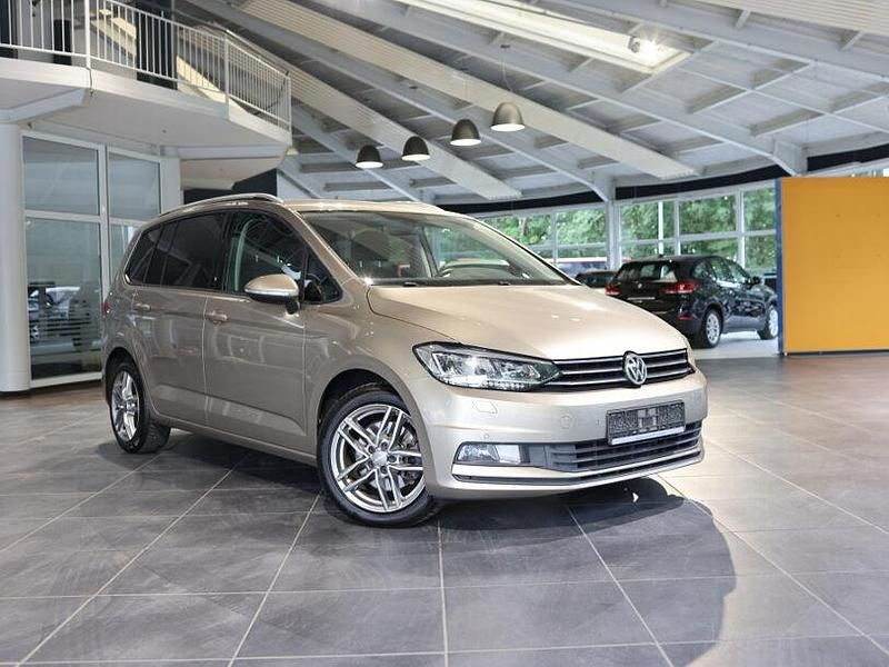 Beige Gebraucht 2016 VW Touran Comfortline Van / Kleinbus | 17.450 € (Etwas zu teuer) - Bild 1/4