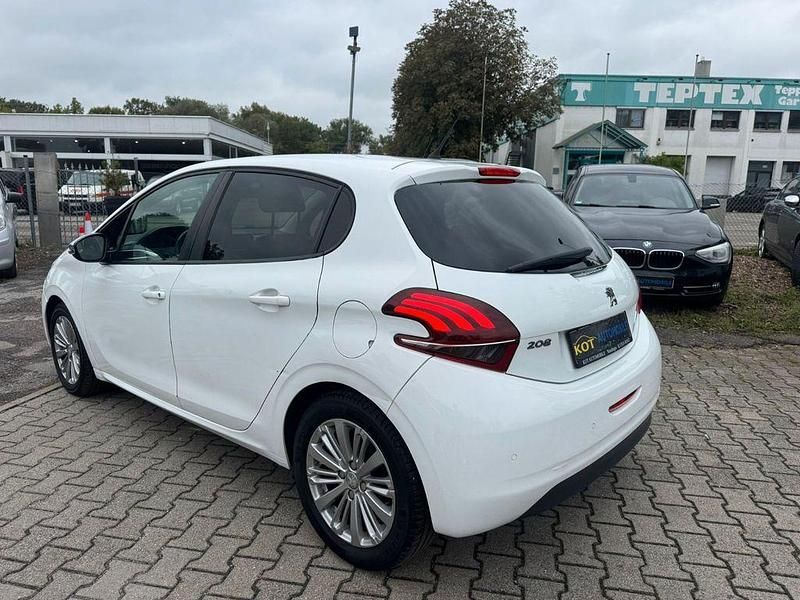 Gebraucht Peugeot 208 Style 82 PS (60 kW) 2017 Weiß Kleinwagen