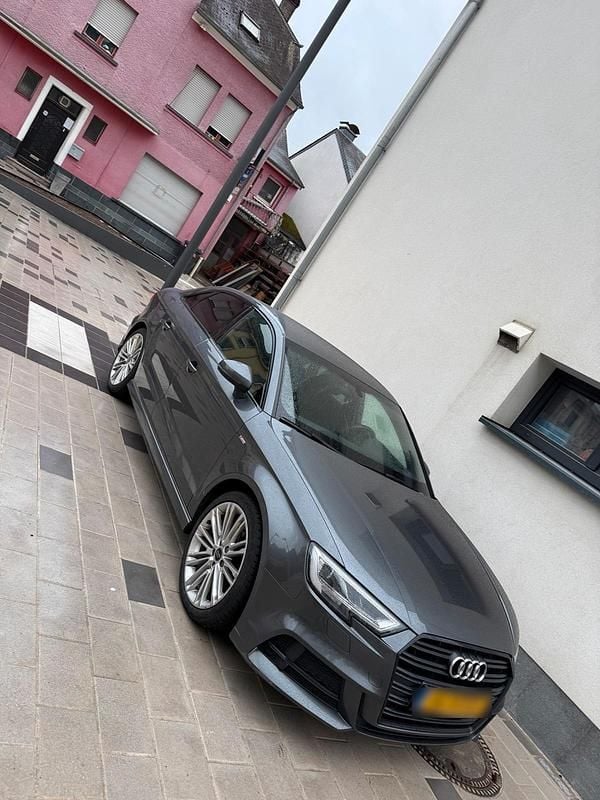 Second-hand Audi A3 S-Line 150 CP (110 kW) 2018 Argintiu Berlinǎ